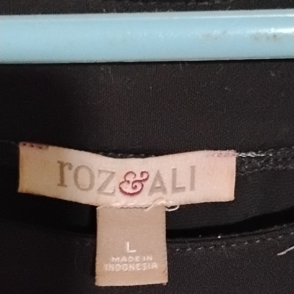 Roz & Ali Black and White Graphic Scoop Neck Tank Top - Picture 2 of 3